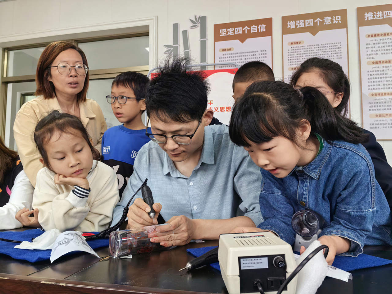 玻璃雕刻传人孙亮在道头金文化礼堂为学员演(6395592)-20240605200434.jpg
